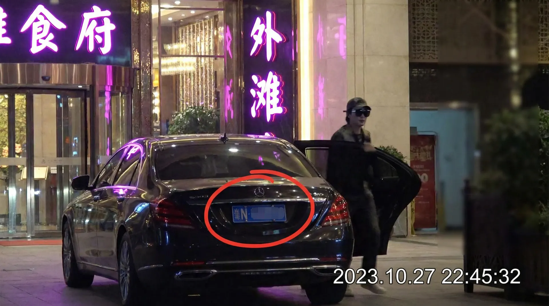 迪拜皇宫app - 豪车餐厅外被拍